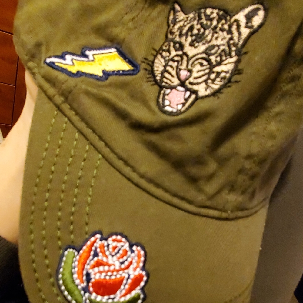 Trendy hat. - Picture 5 of 6